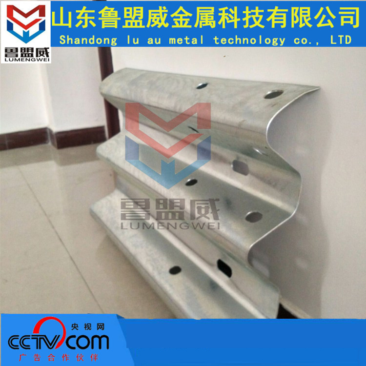 黑龍江廠家 熱銷(xiāo)三波波形護(hù)欄板 防撞設(shè)施 波形護(hù)欄