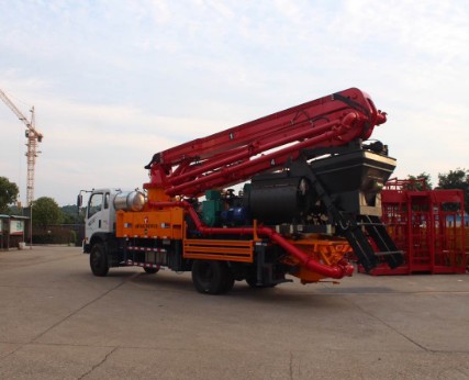 混凝土泵車，采用運(yùn)動(dòng)控制器性能穩(wěn)定