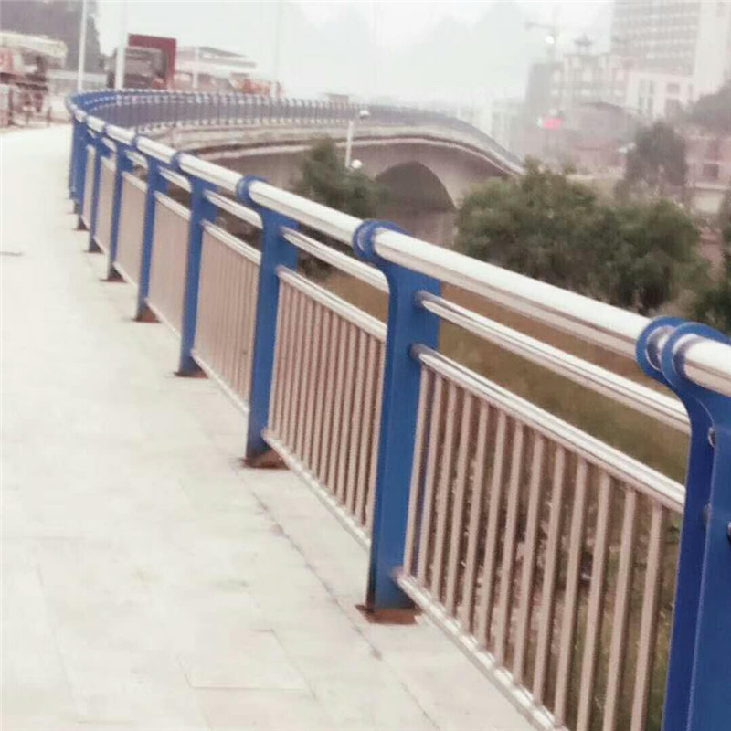 橋梁立柱 橋梁護(hù)欄 不銹鋼復(fù)合管?chē)娝軜蛄悍雷o(hù)欄 橋梁防撞護(hù)欄