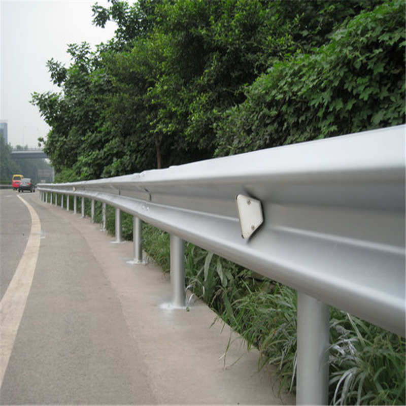福建福州長(zhǎng)樂(lè)波形梁護(hù)欄 鄉(xiāng)村道路防撞護(hù)欄板