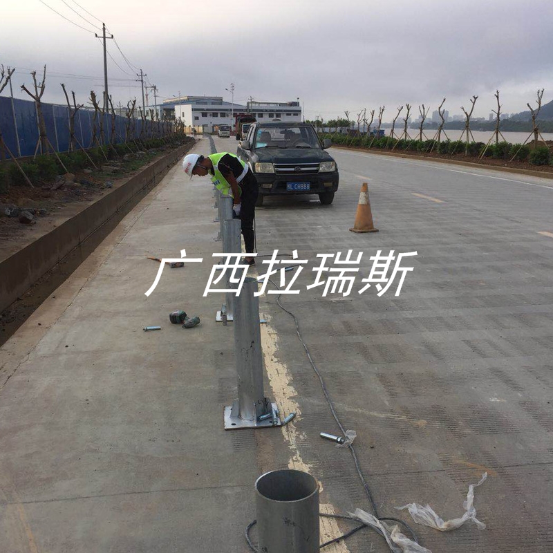 云南鄉(xiāng)鎮(zhèn)公路護欄 縣道波形護欄 護欄廠家供應