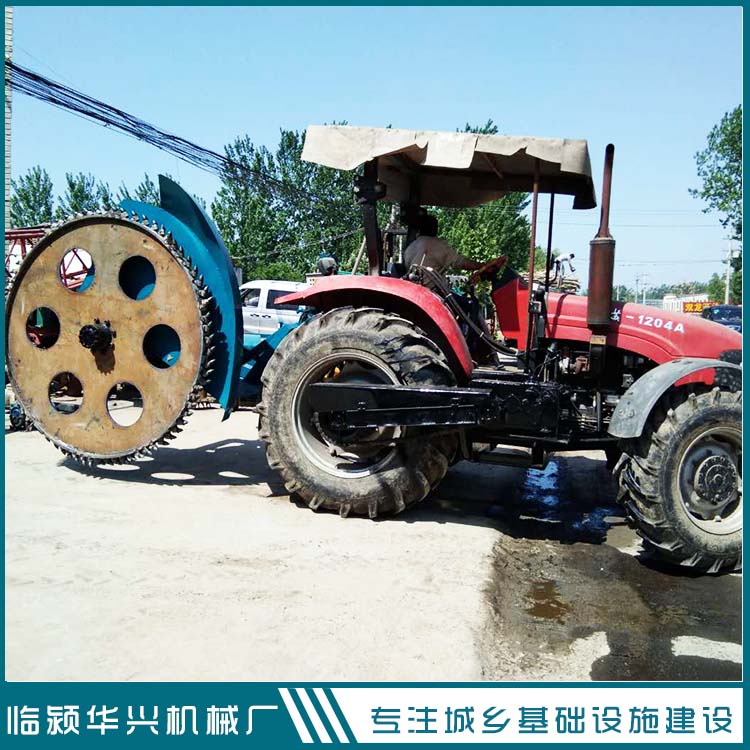 華興拖拉機(jī)帶河南圓盤(pán)開(kāi)溝機(jī)   管道開(kāi)溝機(jī)廠家  水泥路面開(kāi)溝機(jī)